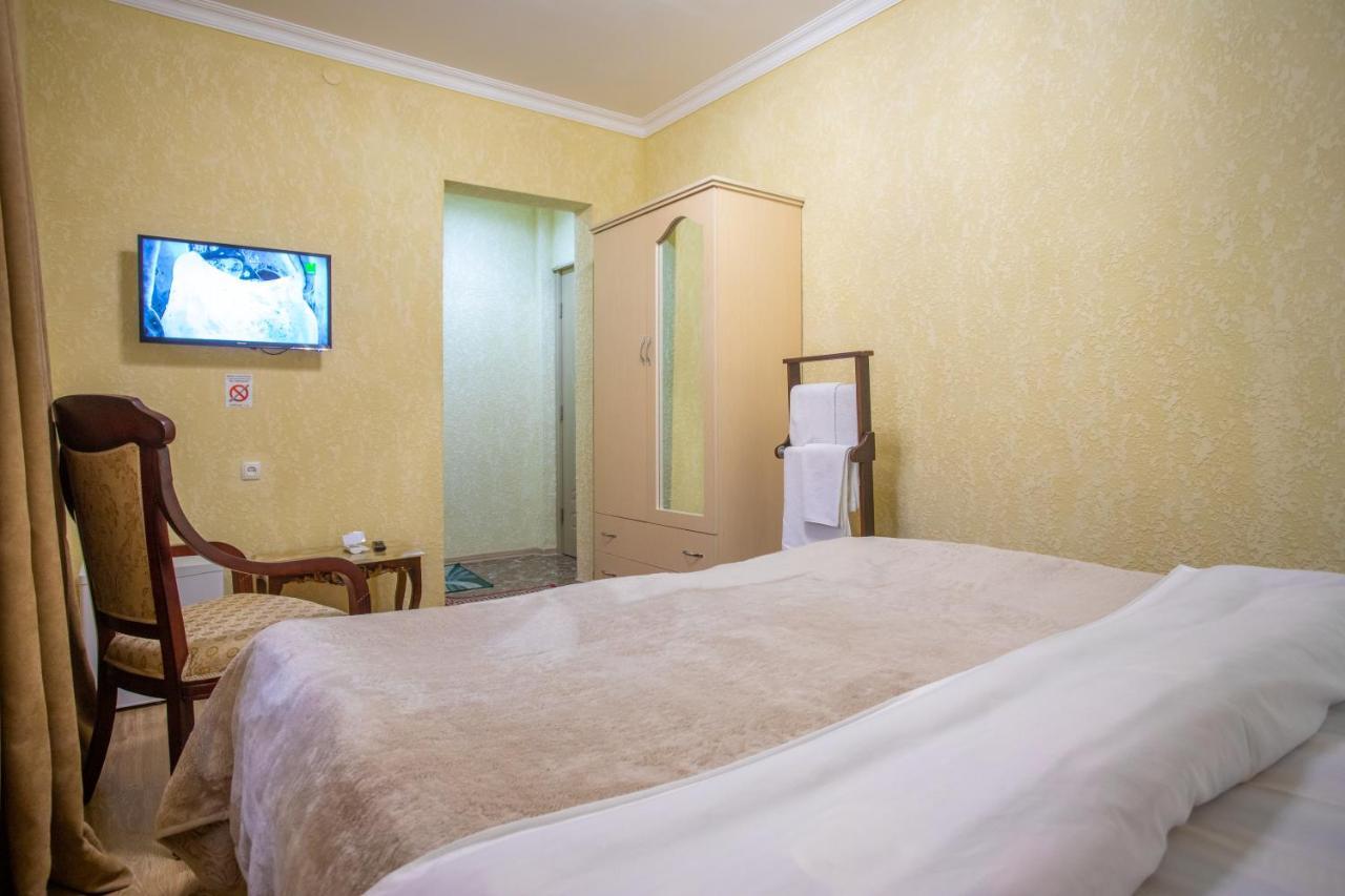 Hotel Vladi คูทายสิ ภายนอก รูปภาพ