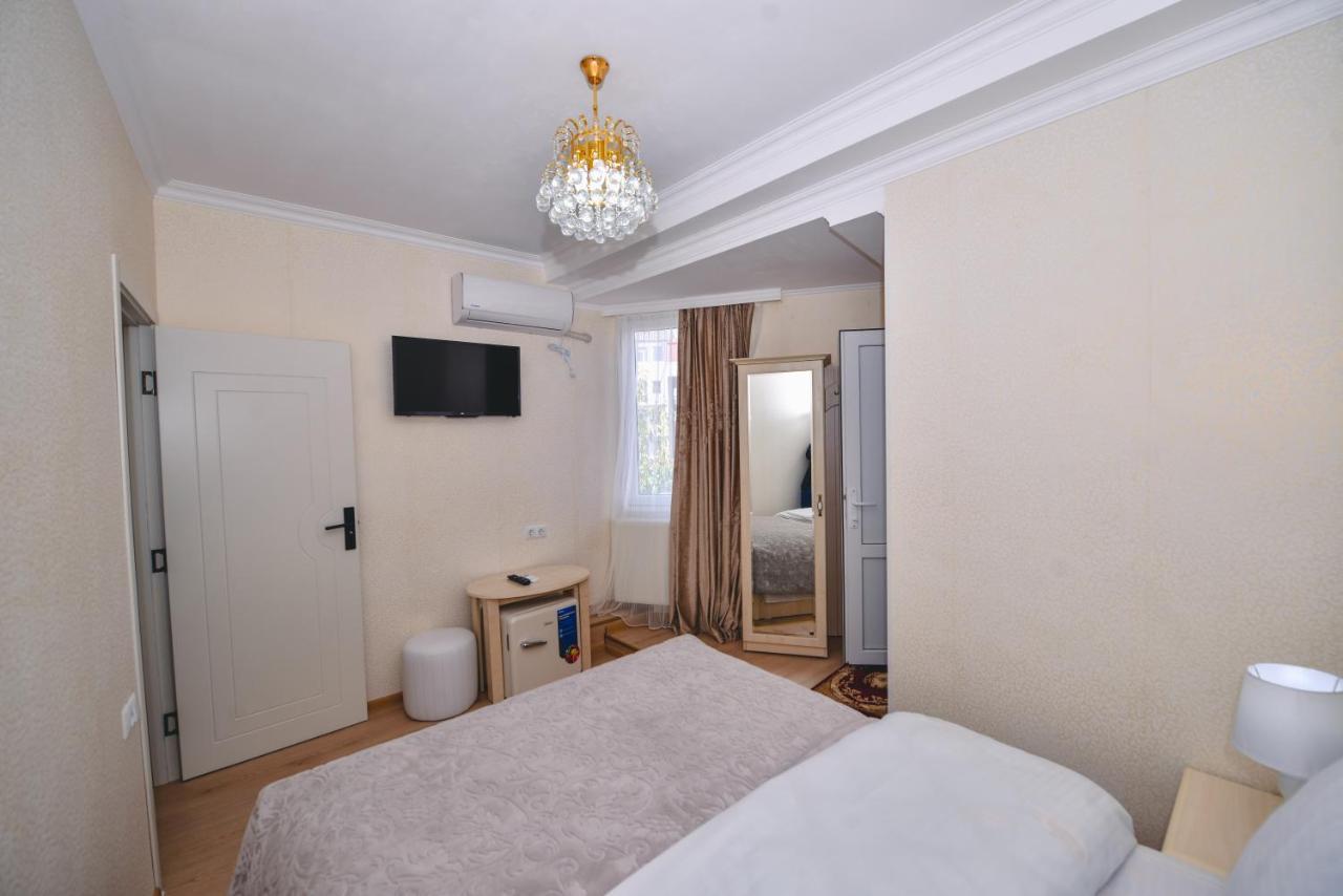 Hotel Vladi คูทายสิ ภายนอก รูปภาพ