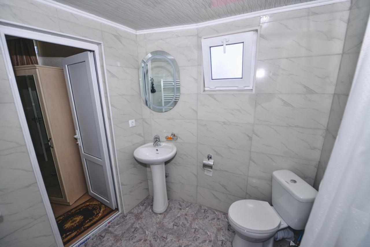 Hotel Vladi คูทายสิ ภายนอก รูปภาพ